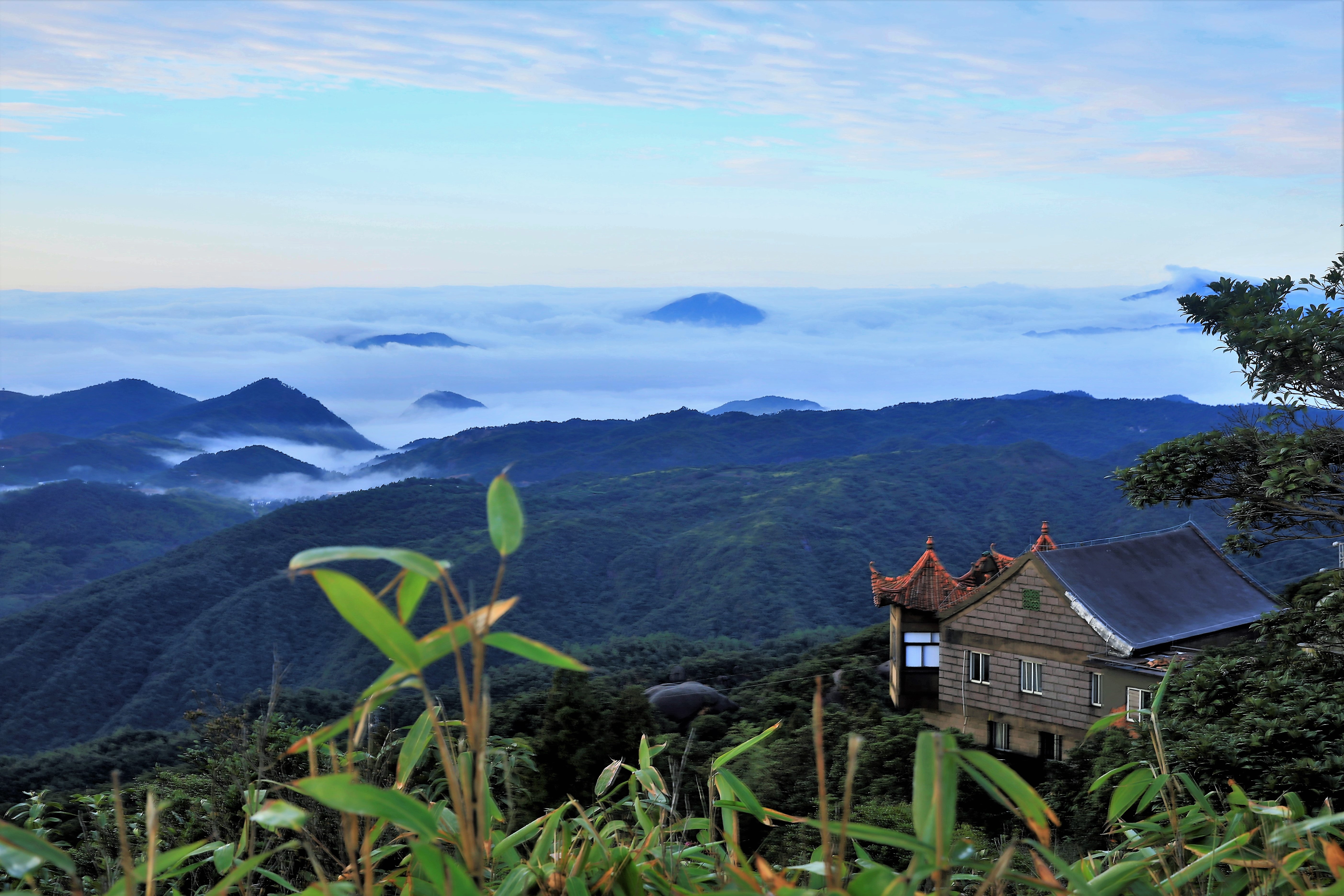 太姥山山顶日出,雨中的太姥山云雾缭绕