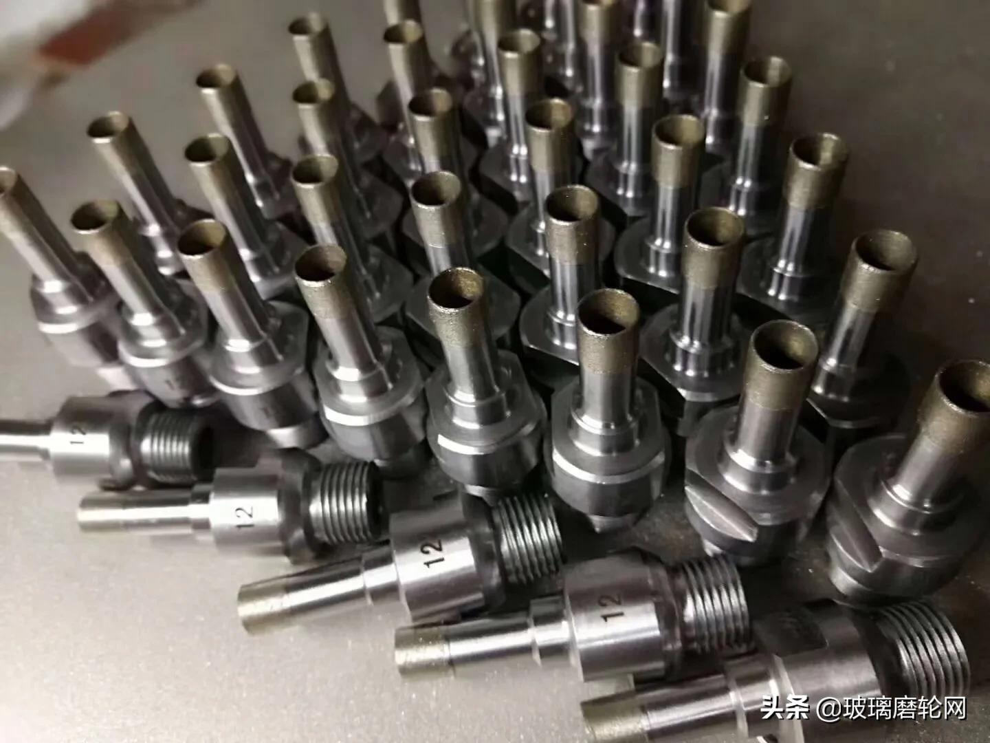 钻孔机和打桩机的区别,钻孔机和挖掘机