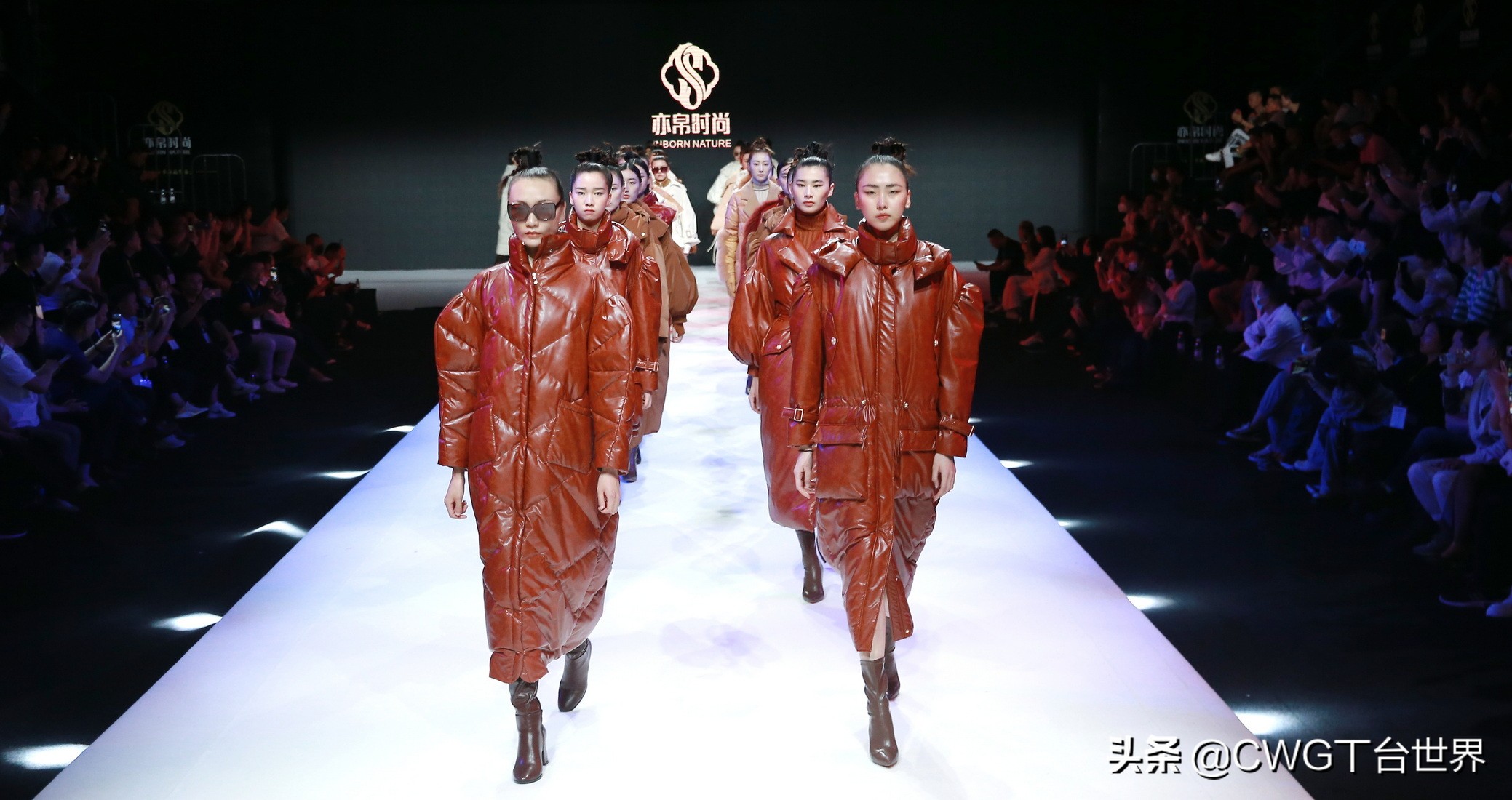 亦帛时尚羽绒服是品牌吗,亦帛时尚2021冬羽绒服发布会