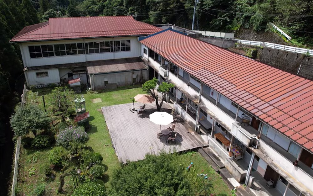 80后小伙回荒废十年的农村大学,80后小伙回荒废10年农村大学