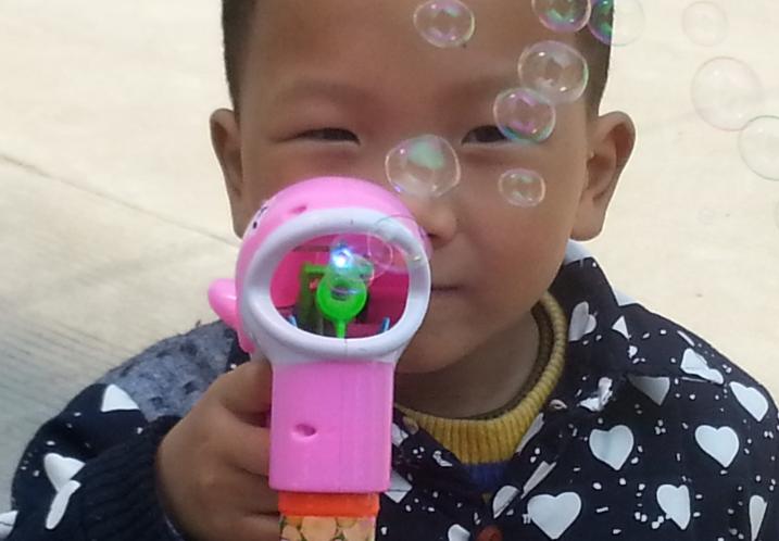 半夜娃说下面痛，宝妈一看不得了，医生：这些玩具娃玩要时刻盯着