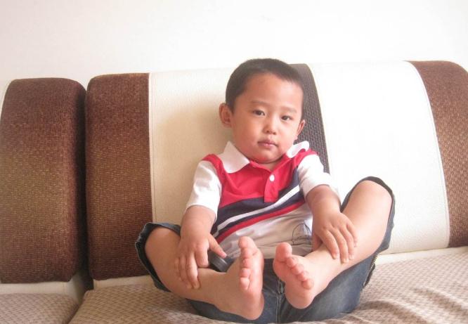 娃经常夹腿、摩擦*体下**，是性早熟？了解这些原因，避免惨剧发生