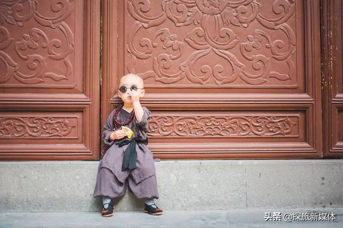 寺庙门槛为什么要一步跨过,寺庙的门槛为什么不能踩踏