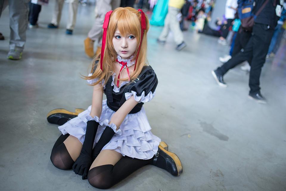 cos是穿着cos服去地铁吗,穿cos服坐地铁路人的反应