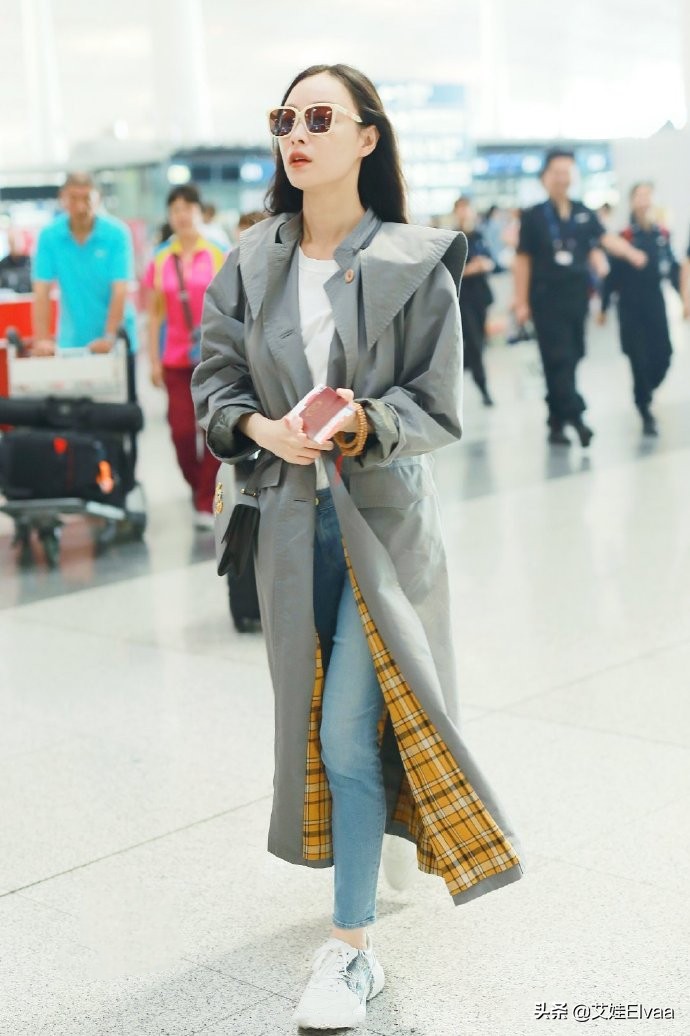 倪妮出发洛杉矶终于奢侈回，穿18999衣配7900鞋，罕见红唇太抢眼