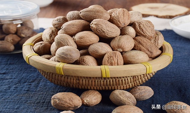 草蔻肉蔻白蔻豆蔻是同一种香料吗,肉蔻草蔻白蔻用法有什么不同