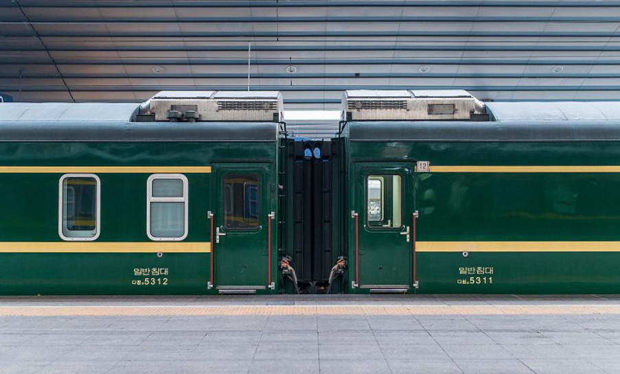 北京开往平壤的这趟列车，你见过吗？朝鲜乘务员都要专门选拔