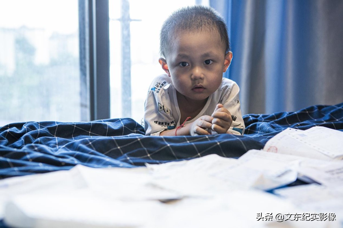 四岁男孩绝症被父母抛弃,4岁小孩患癌晚期被父亲抛弃