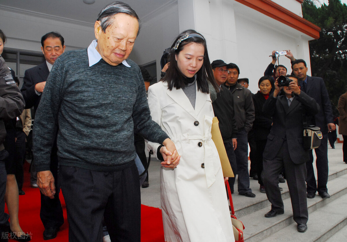 杨振宁和翁帆的忘年恋现状怎样,杨振宁翁帆两对忘年恋