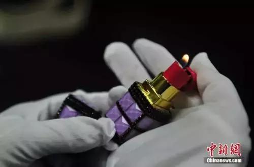 女子机场被海关查,女孩机场被警察带走