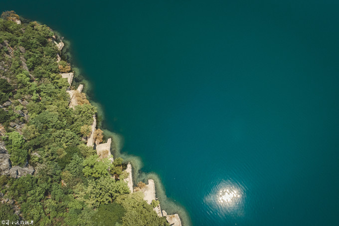 在高山湖泊边拍摄的风景照片湖底,绝美天池风光摄影照片