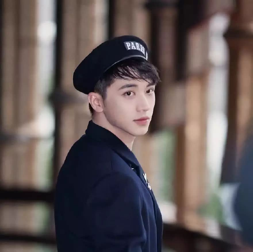 天气冷不想扎头发怎么办,热天洋气又凉快的帽子