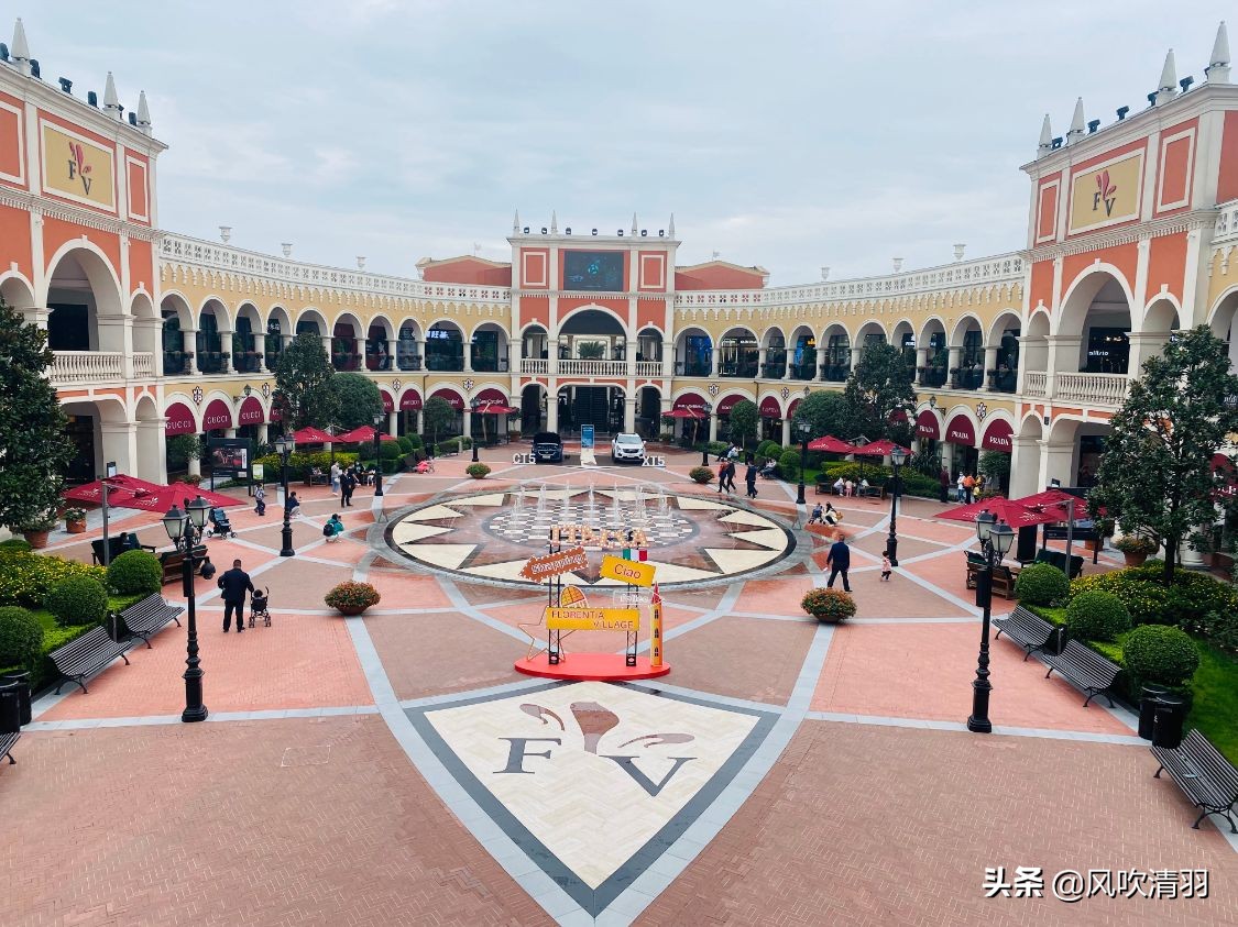 成都一个“意式”小镇火了,购物便宜品牌繁多,3500个免费停车位