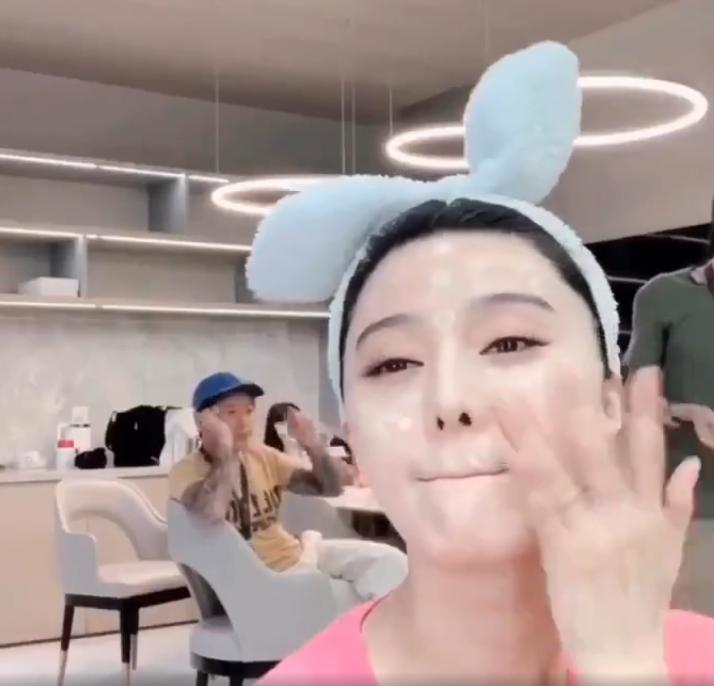 范冰冰大兔耳朵发箍,范冰冰晒自拍露出无名指戒指