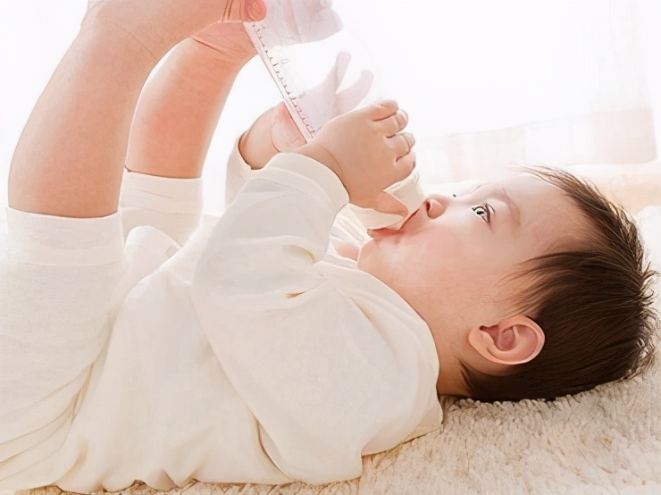 天气变热如何避免孩子吃热奶,温奶凉了30分钟可以给宝宝喝吗