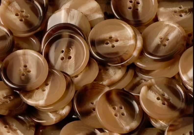 两粒扣西服扣子一般扣哪一粒,西服纽扣在不同场合的扣法