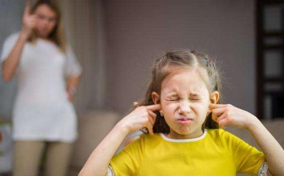 李玫瑾教授一句话解决孩子犟嘴 (李玫瑾如何解决孩子的攀比心问题)