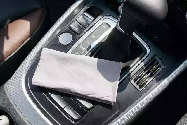 冬天车子灰尘大怎么办,灰尘渗透车漆怎么去除