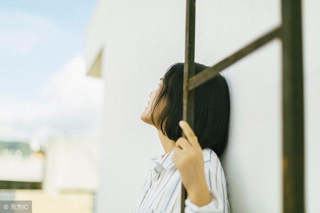 小说:富二代同事送的项链,她该收下吗,看恋爱白痴如何回应