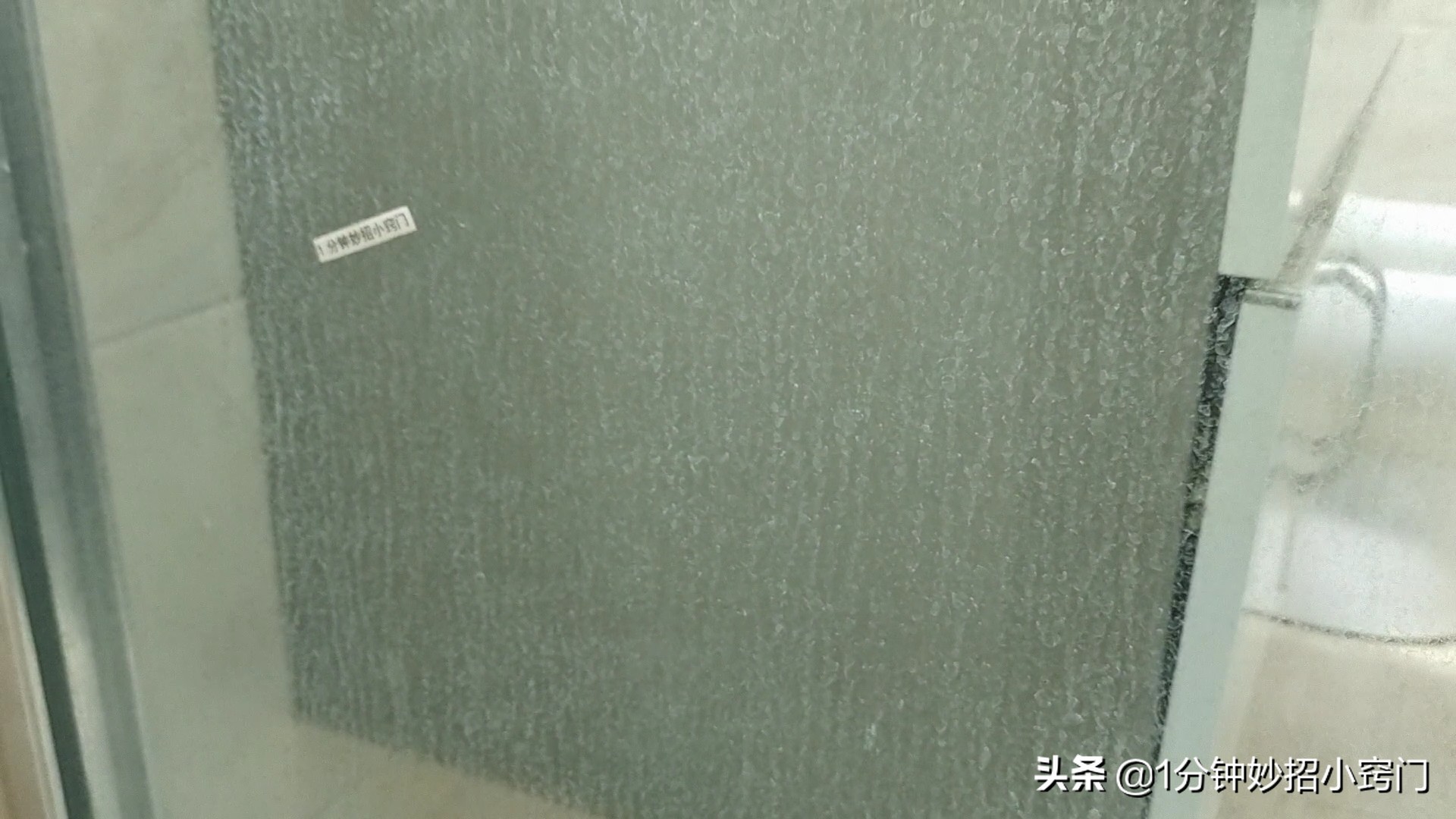 浴室玻璃上的水垢用什么可以擦掉,淋浴间玻璃上的水垢怎样能清除掉