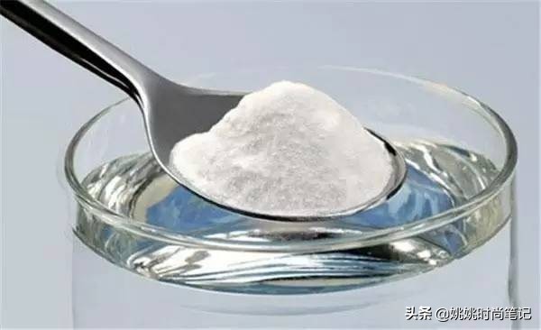 白色t恤漂白红了然后又变黄,白t恤发黄用盐水可以洗白吗