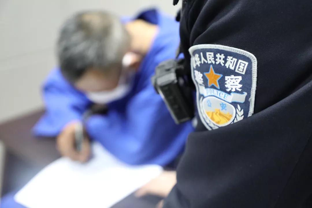 扰乱防疫工作两男子被行政警告,拒不配合防疫警察怎么处理