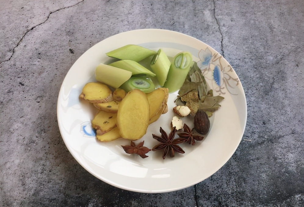 炖猪蹄怎么弄没有油,炖猪蹄用铁锅炖出来太硬怎么办