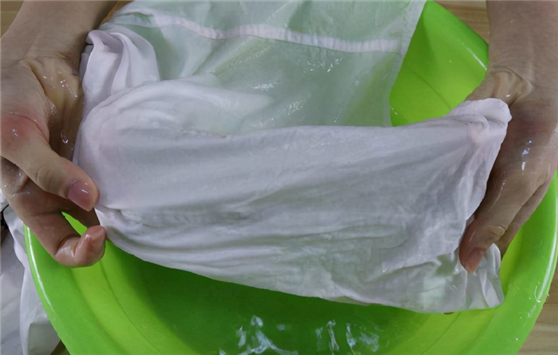 西瓜水弄在衣服上怎么清洗,西瓜水弄到衣服上怎么洗