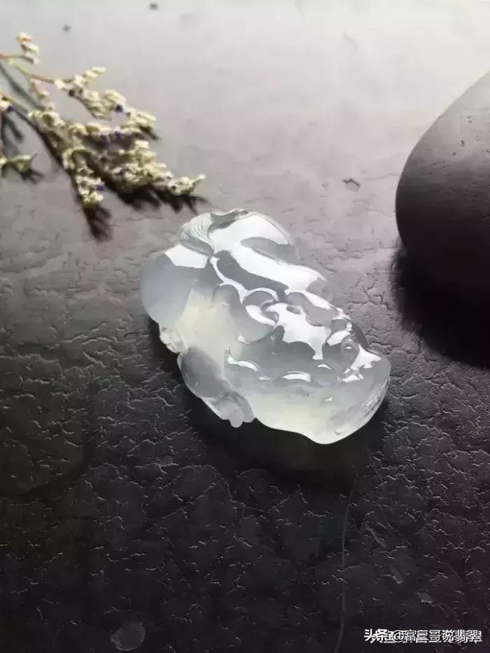 翡翠貔貅的正确佩戴方法,翡翠貔貅的正确佩戴方式