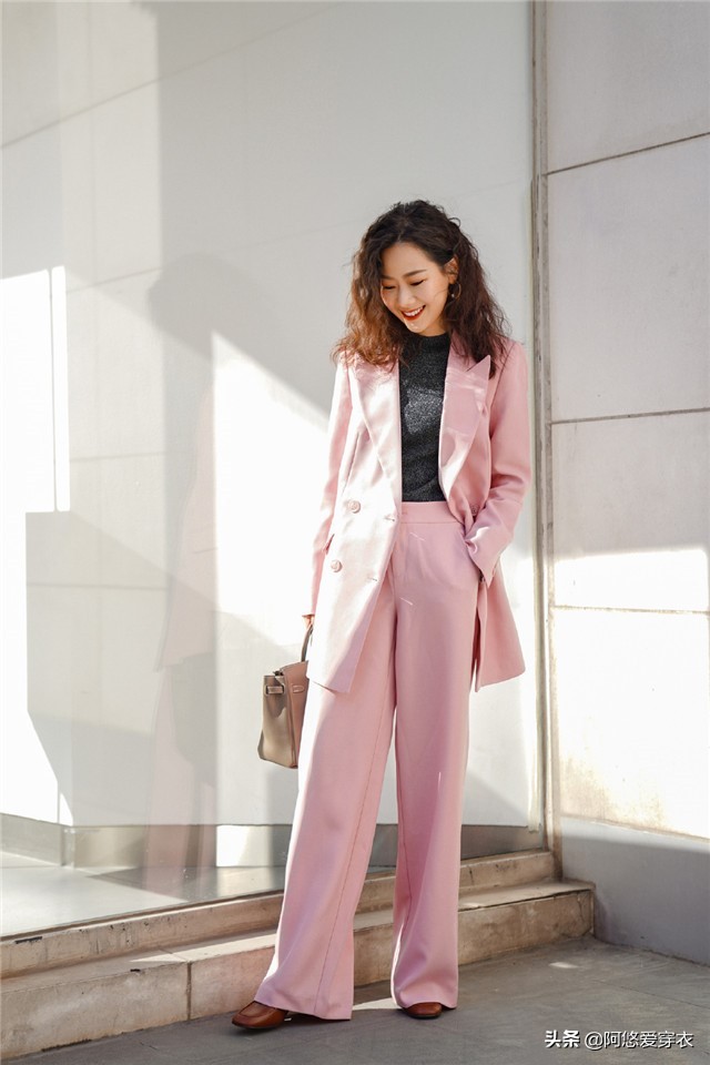 修身款小西装搭配什么裤子好看,短款小西装怎么搭配好看又时尚