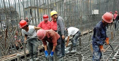 混凝土浇筑电动振动器怎么用,振动混凝土棒正确使用照片