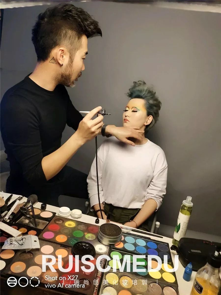 如何尽快从助理当上化妆师,当化妆师有什么流程