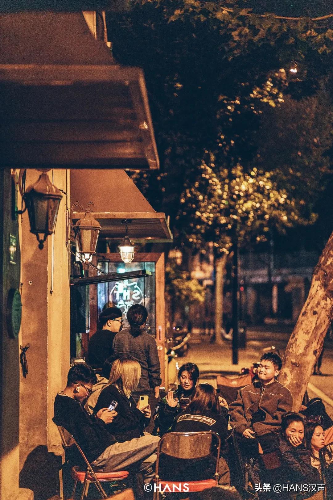 武汉神秘三角地，马路牙子上的通宵派对