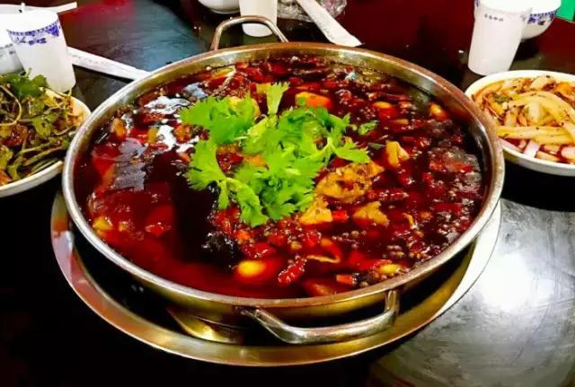 藏在重庆街内的美食,藏在观音桥巷子里的老火锅野火锅