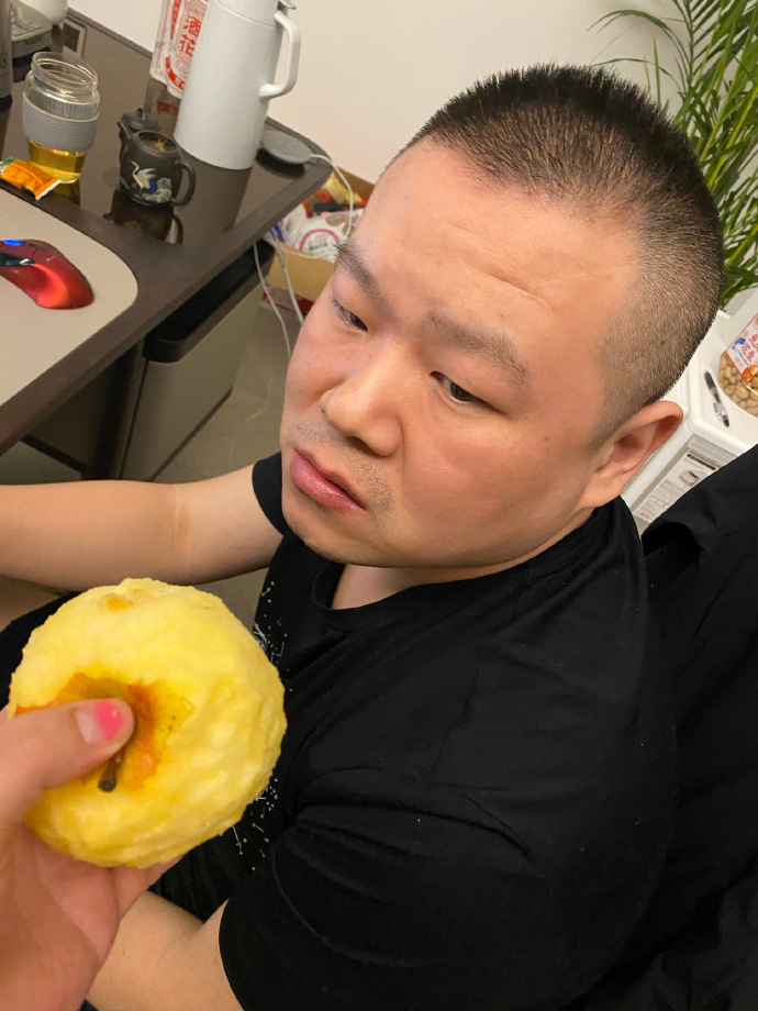 岳云鹏半夜对老婆削苹果,岳云鹏面对老婆削好的苹果