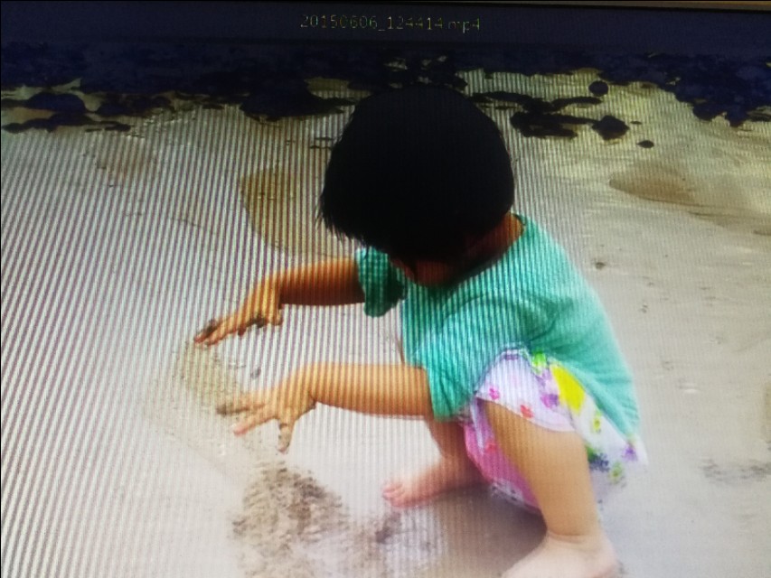 带着孙女去海边,奶奶带着小孙女在北海涠洲岛玩