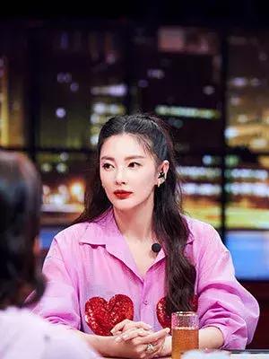 哪种颜色的口红适合夏季 (阿玛尼口红哪个颜色适合夏季)