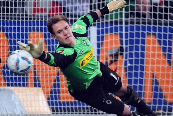 库尔图瓦是现役最强门将吗,足球守门员库尔图瓦十大逆天扑救