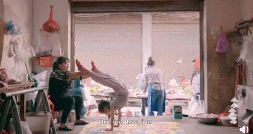 9岁女孩卖猪肉自学芭蕾舞,感动9岁女孩在猪肉店里跳芭蕾