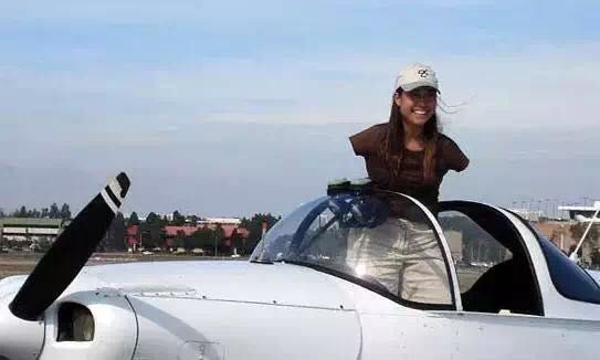 无手臂女孩开车,无臂女孩用脚玩王者荣耀