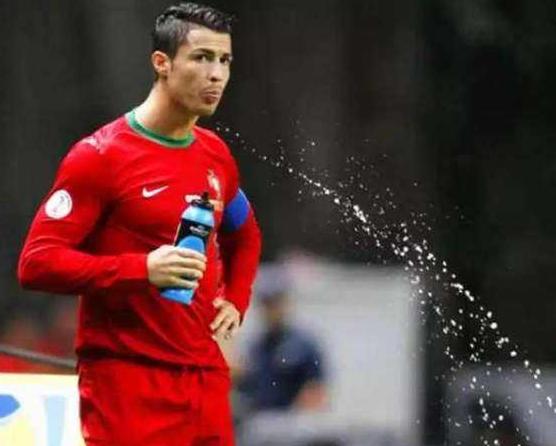 足球场为什么球员要吐口水,为什么足球球员喝水要把水吐出来