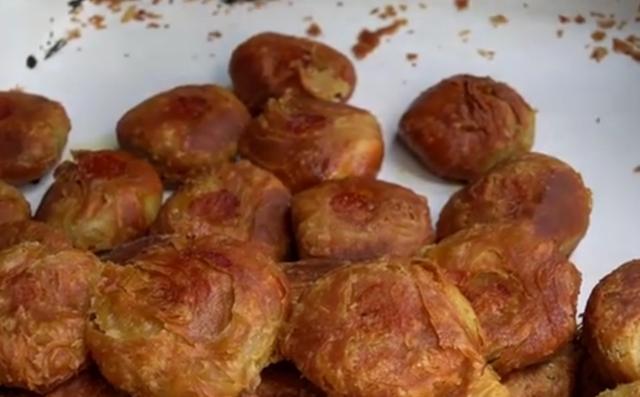 大叔卖传统小吃20年只涨过一次价,河南大叔卖地方小吃每天做300