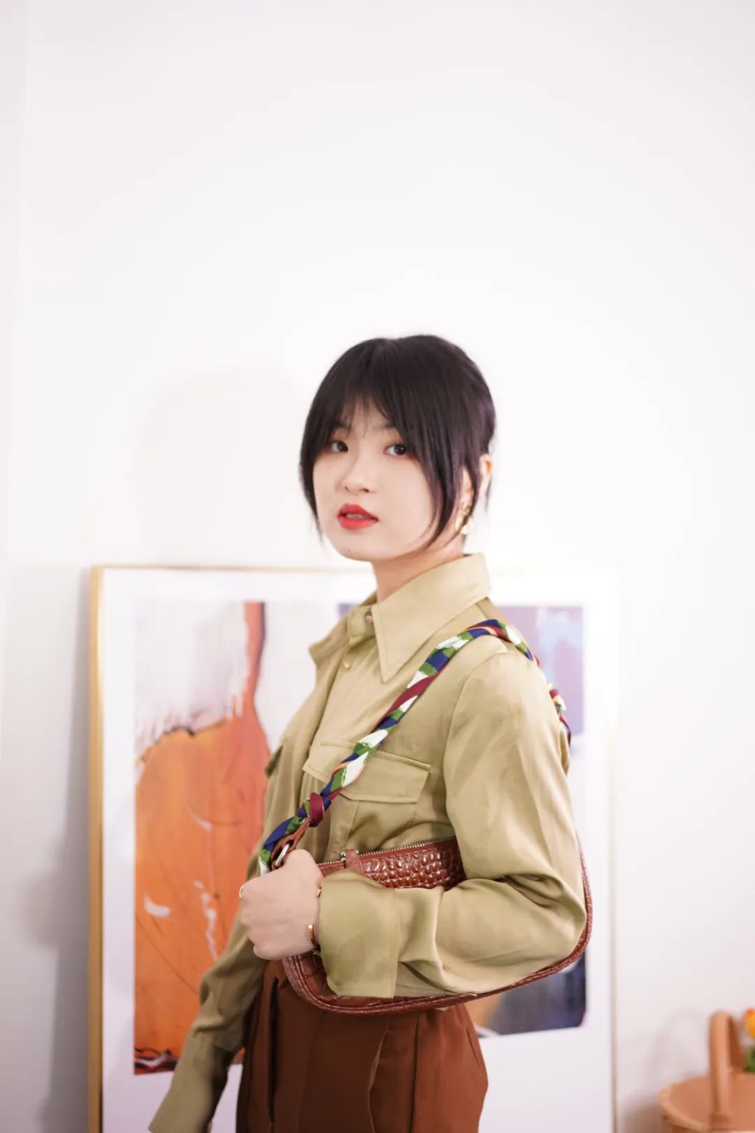 桑蚕丝丝巾春季怎样搭配衣服,春季长丝巾的系法简单又漂亮