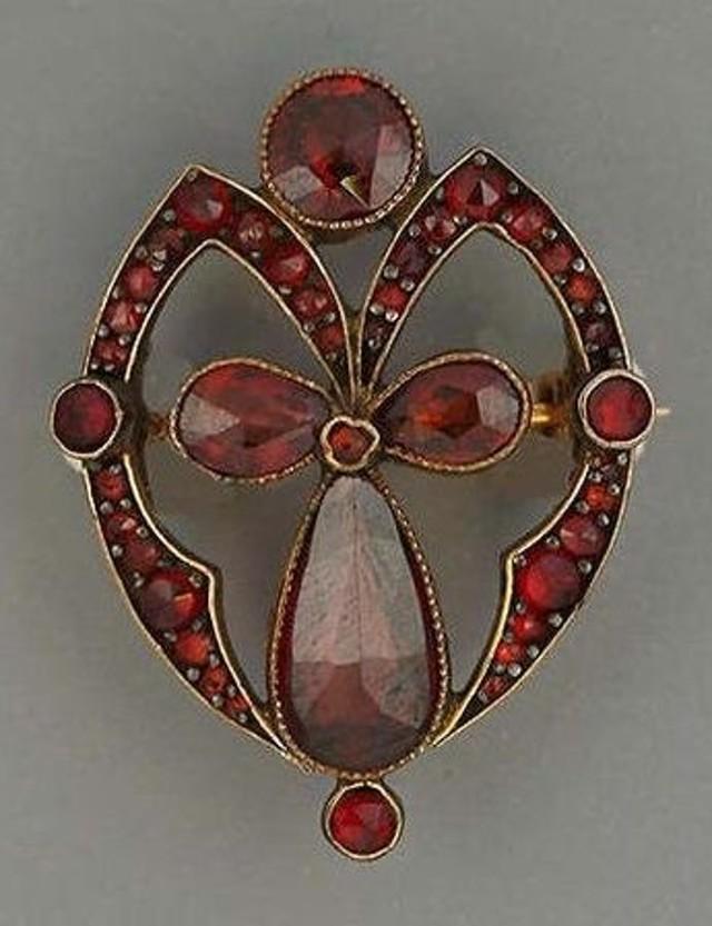 高端的石榴石宝石,石榴石是一种石榴籽般的晶体