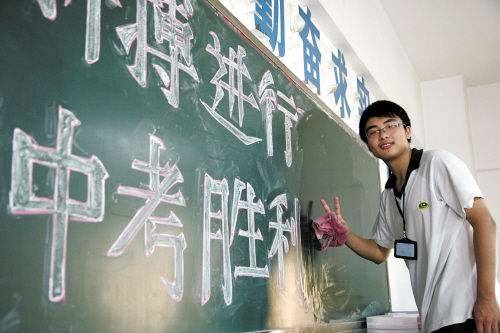 中考送考车陆续到达考点,南宁中考护送车