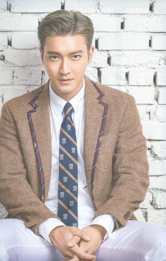 崔始源帅气出席,崔始源穿风衣