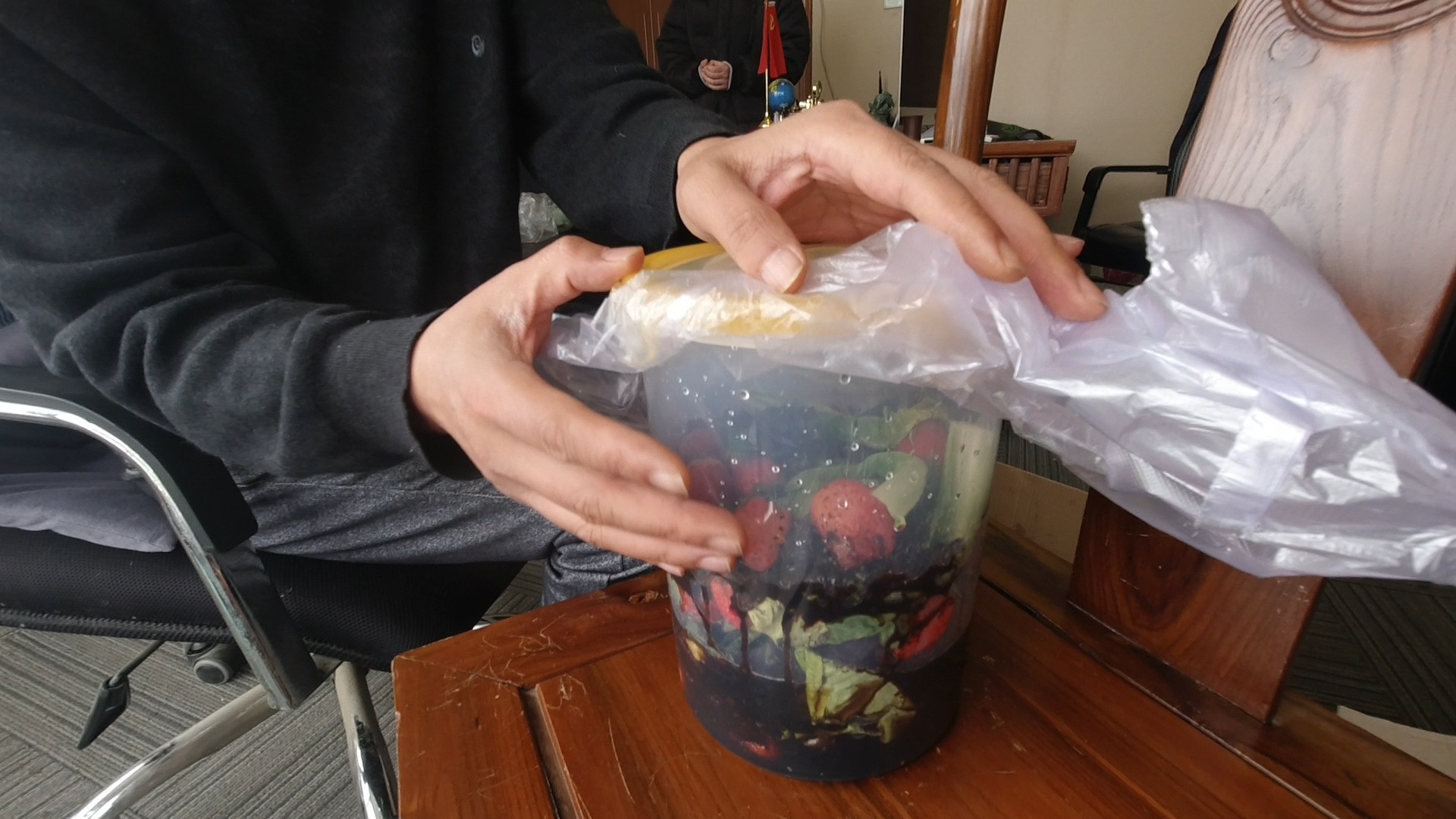 如何自制农用酵素?烂果烂叶加点糖,3个月后就能用,简单有效