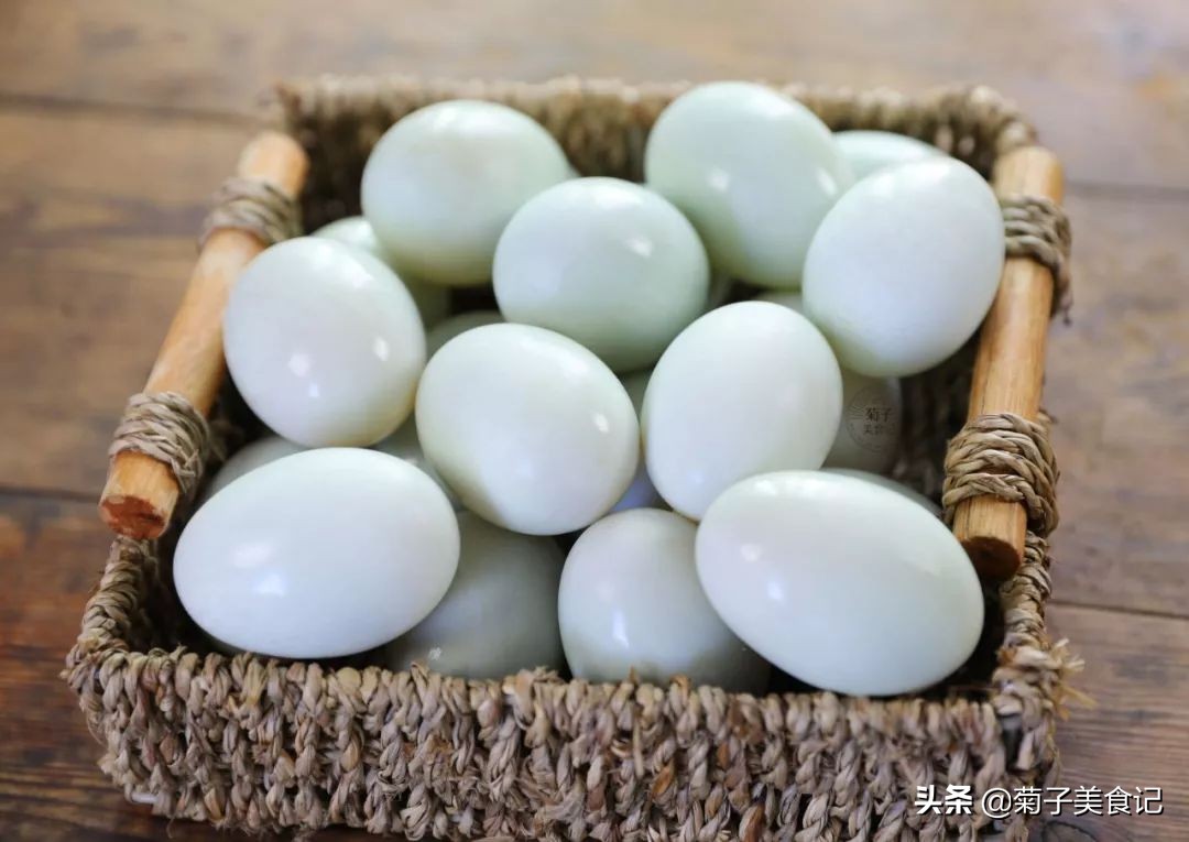 咸鸭蛋好吃又简单的腌制方法,简单腌制咸鸭蛋家常做法