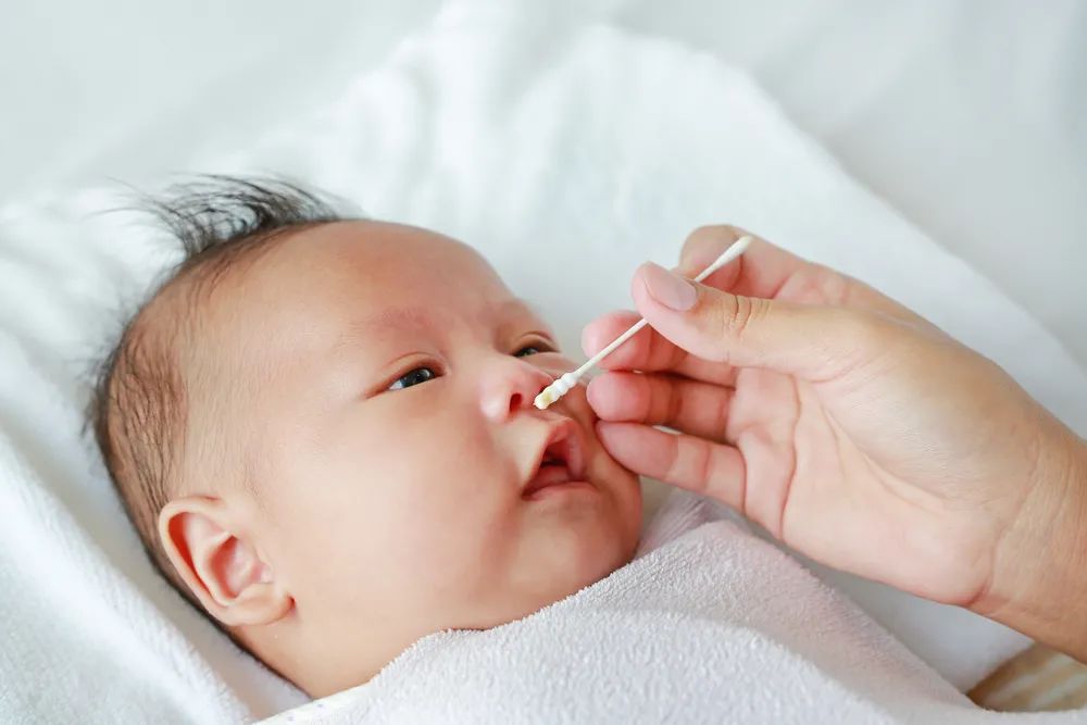 宝宝鼻屎抠不得,如何安全有效地清理呢?看过来