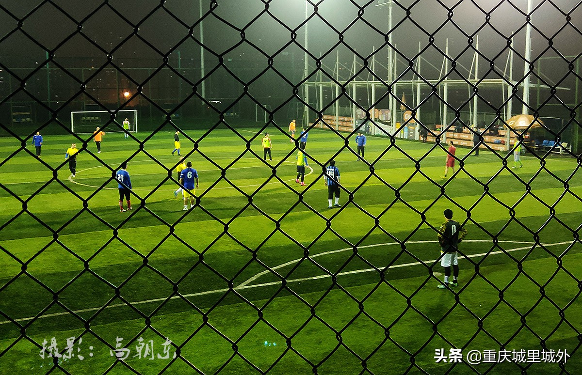 好奇探寻平顶山顶是否“平”，无意发现了渝中区与沙坪坝区的界牌